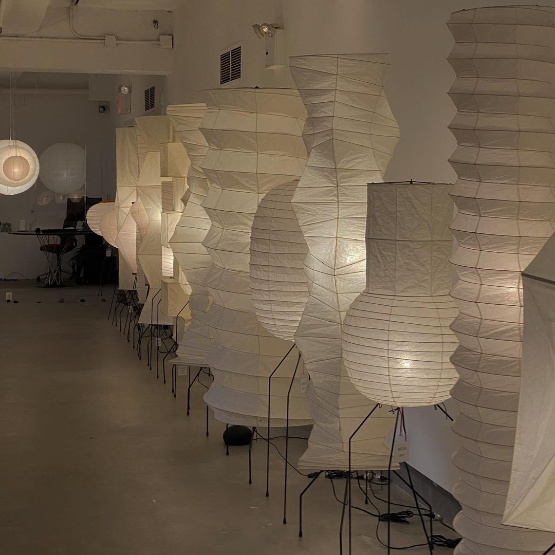 Stojací lampa AstraLume s rýžovým papírovým stínidlem a minimalistickým teplem