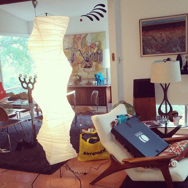 Stojací lampa AstraLume s rýžovým papírovým stínidlem a minimalistickým teplem