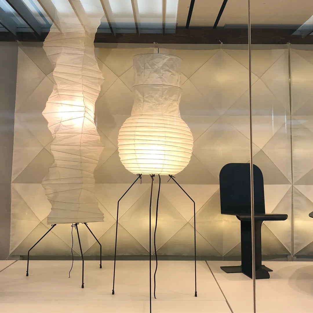 Stojací lampa AstraLume s rýžovým papírovým stínidlem a minimalistickým teplem