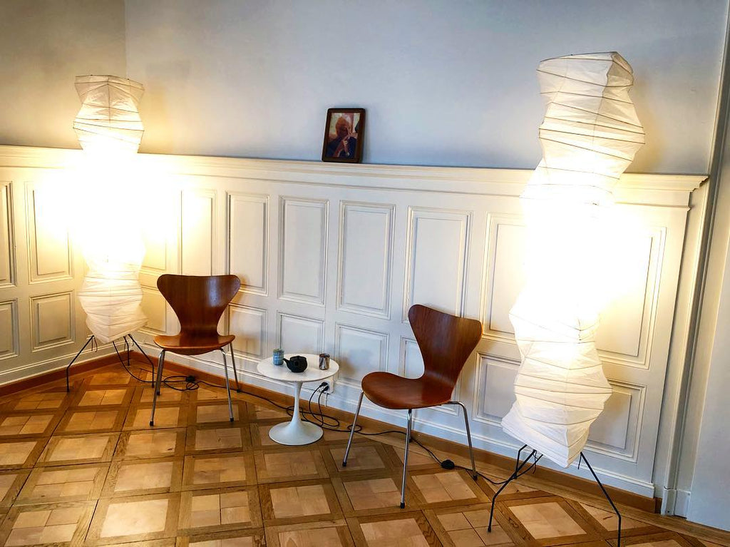 Stojací lampa AstraLume s rýžovým papírovým stínidlem a minimalistickým teplem