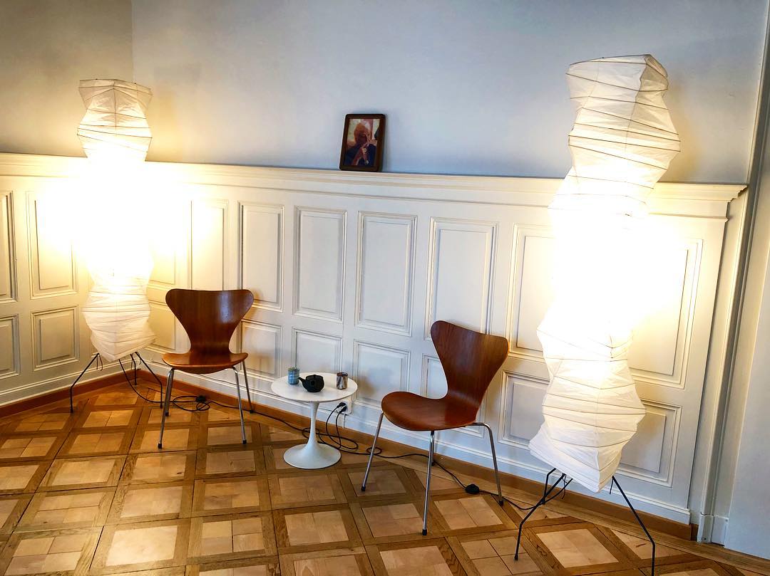 Stojací lampa AstraLume s rýžovým papírovým stínidlem a minimalistickým teplem