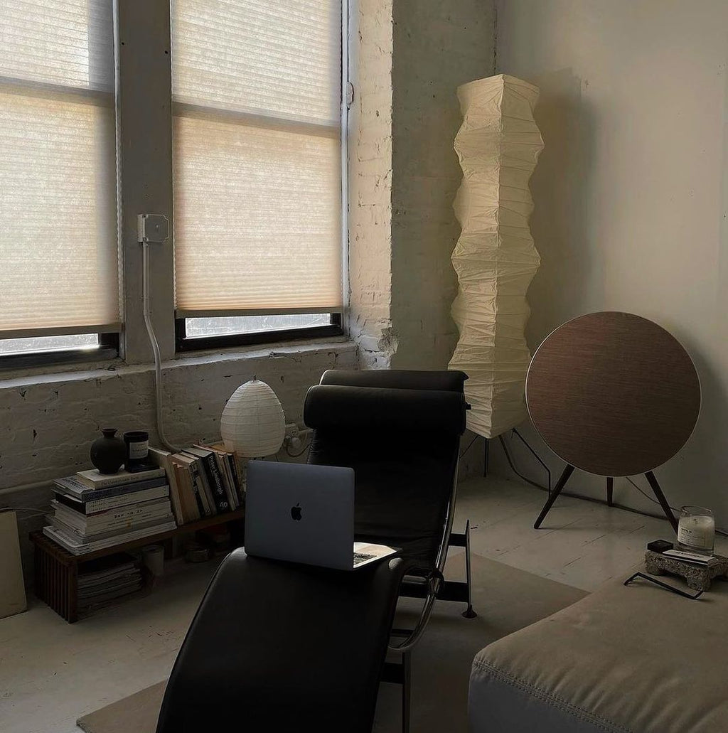 Stojací lampa AstraLume s rýžovým papírovým stínidlem a minimalistickým teplem