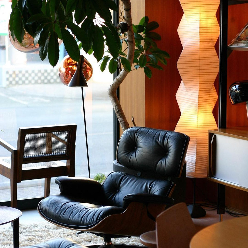 Stojací lampa AstraLume s rýžovým papírovým stínidlem a minimalistickým teplem