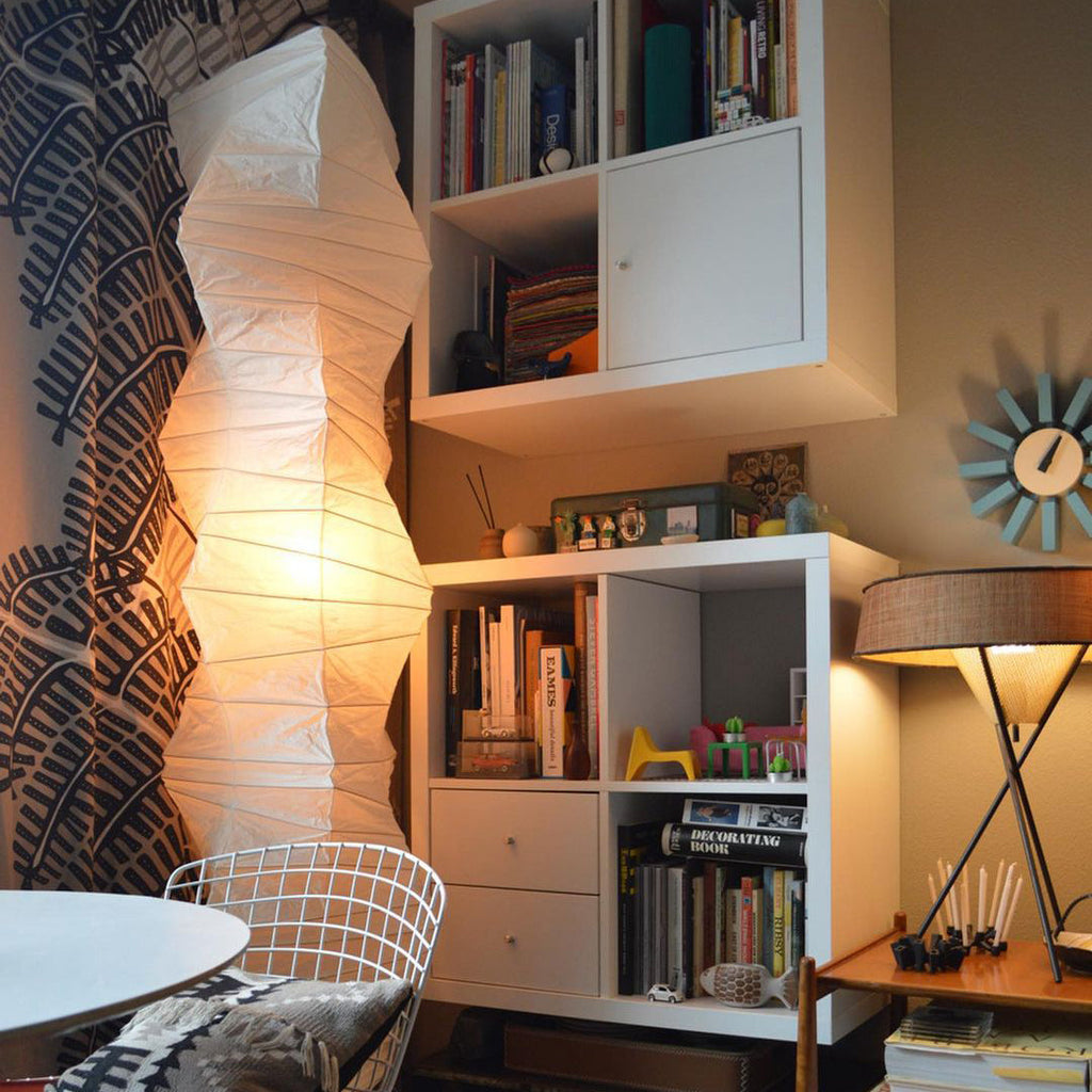 Stojací lampa AstraLume s rýžovým papírovým stínidlem a minimalistickým teplem
