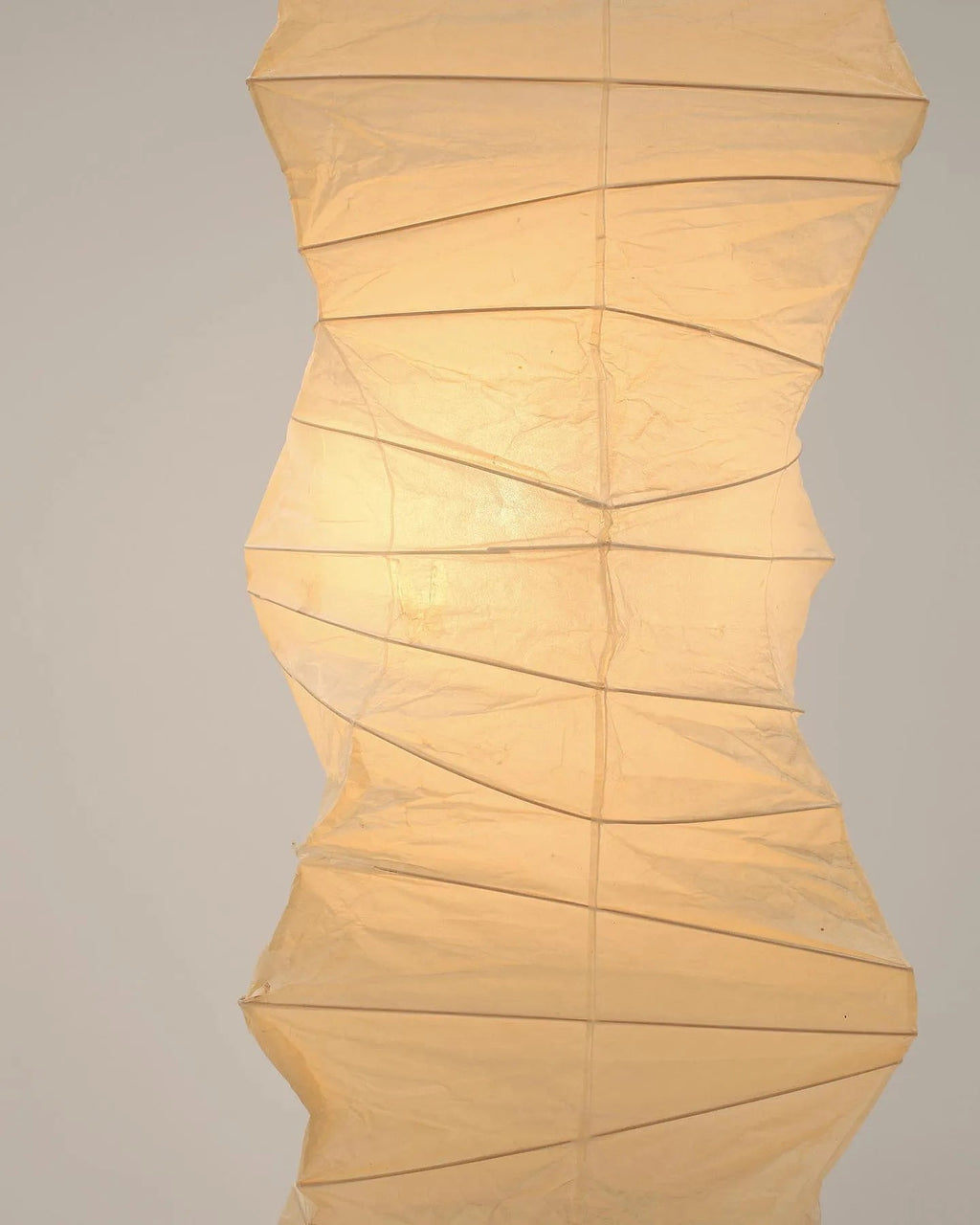 Stojací lampa AstraLume s rýžovým papírovým stínidlem a minimalistickým teplem