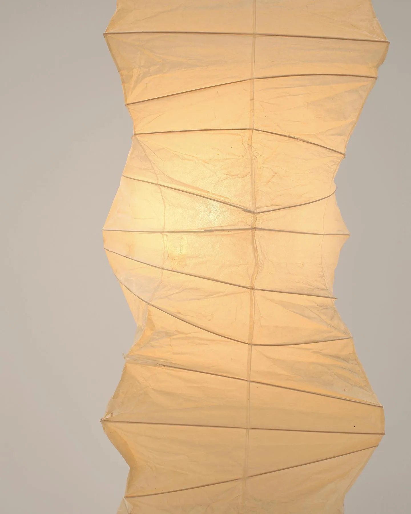 Stojací lampa AstraLume s rýžovým papírovým stínidlem a minimalistickým teplem