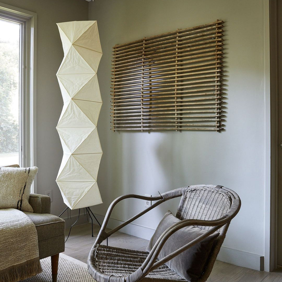 Stojací lampa AstraLume s rýžovým papírovým stínidlem a minimalistickým teplem