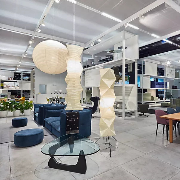 Stojací lampa AstraLume s rýžovým papírovým stínidlem a minimalistickým teplem