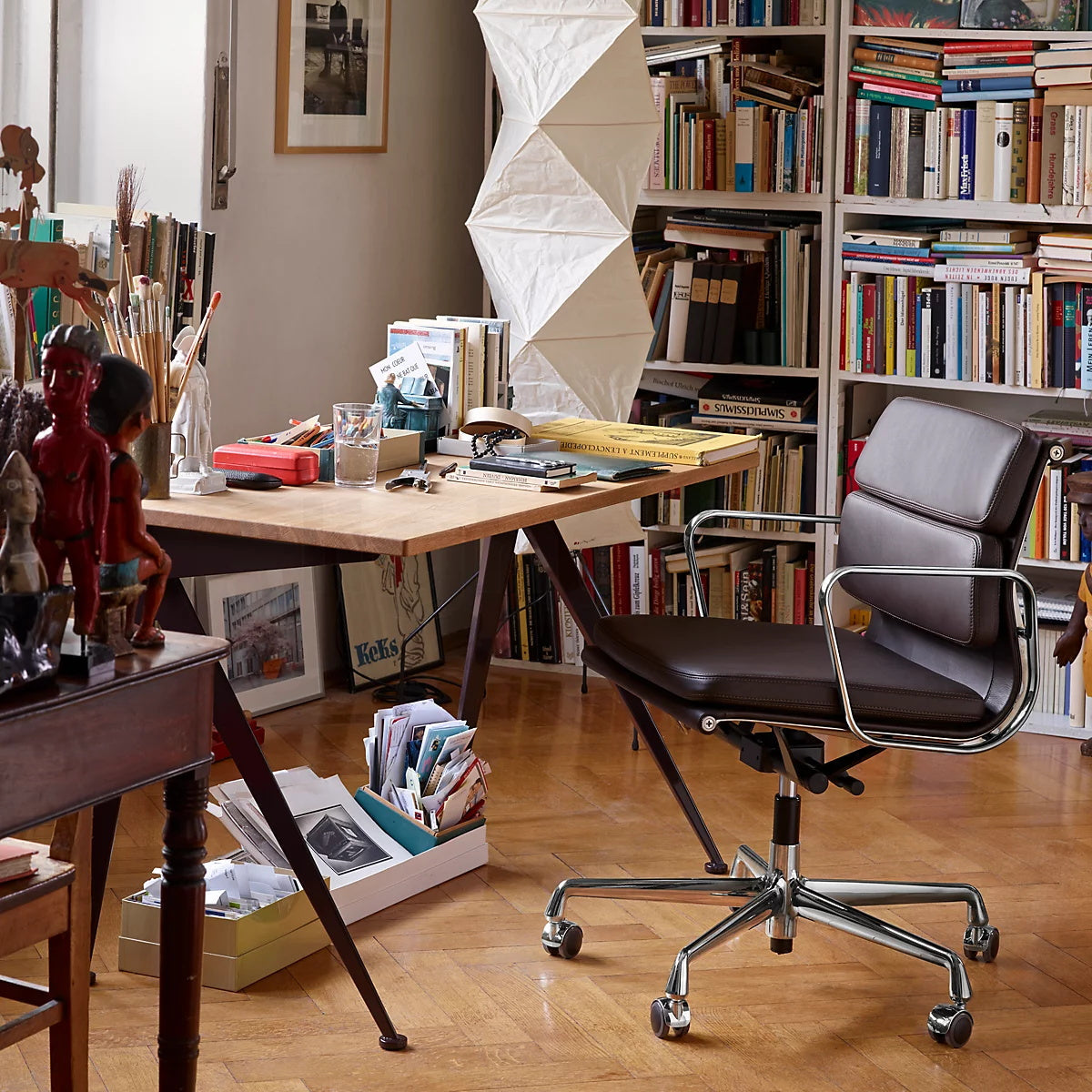 Stojací lampa AstraLume s rýžovým papírovým stínidlem a minimalistickým teplem