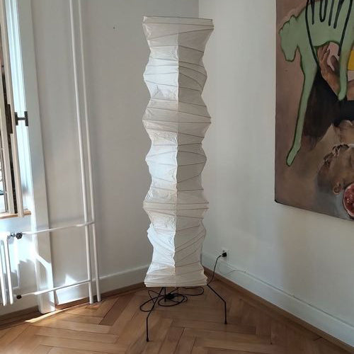 Stojací lampa AstraLume s rýžovým papírovým stínidlem a minimalistickým teplem
