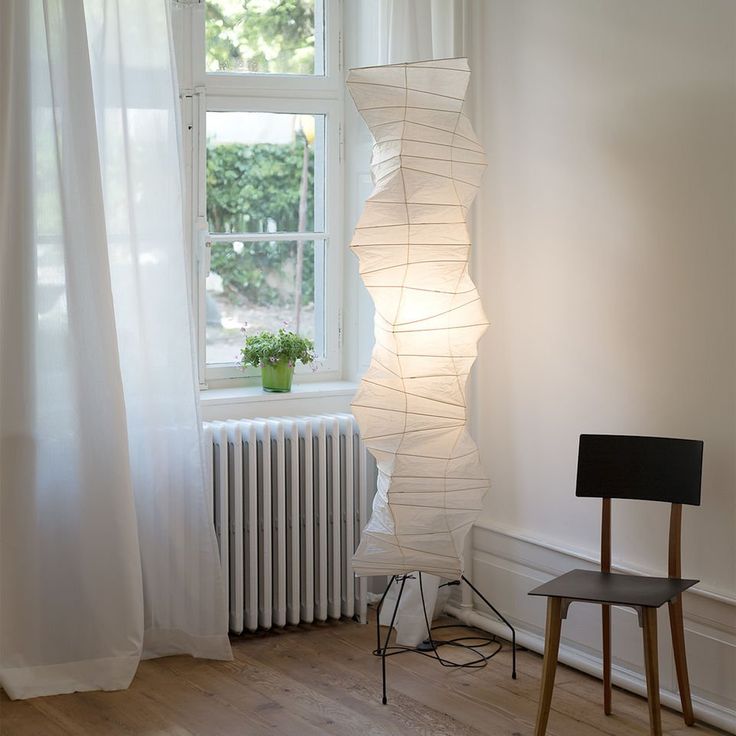 Stojací lampa AstraLume s rýžovým papírovým stínidlem a minimalistickým teplem