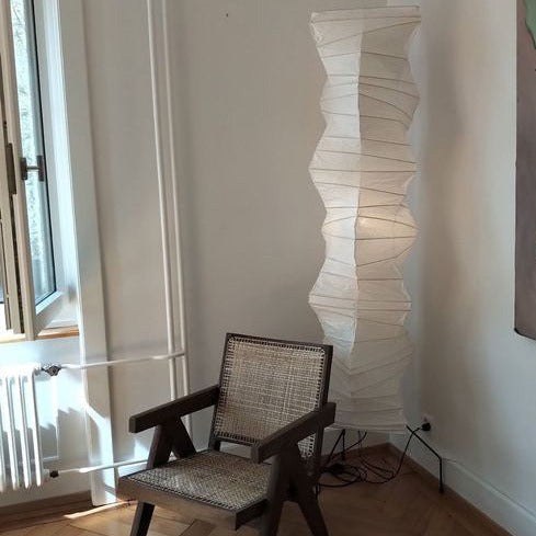 Stojací lampa AstraLume s rýžovým papírovým stínidlem a minimalistickým teplem