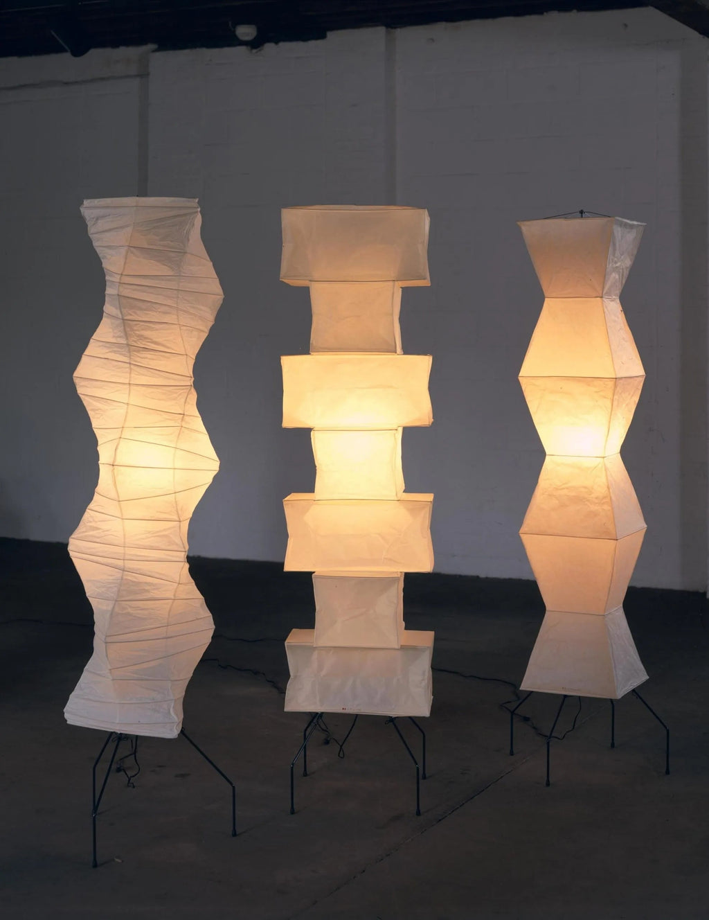Stojací lampa AstraLume s rýžovým papírovým stínidlem a minimalistickým teplem