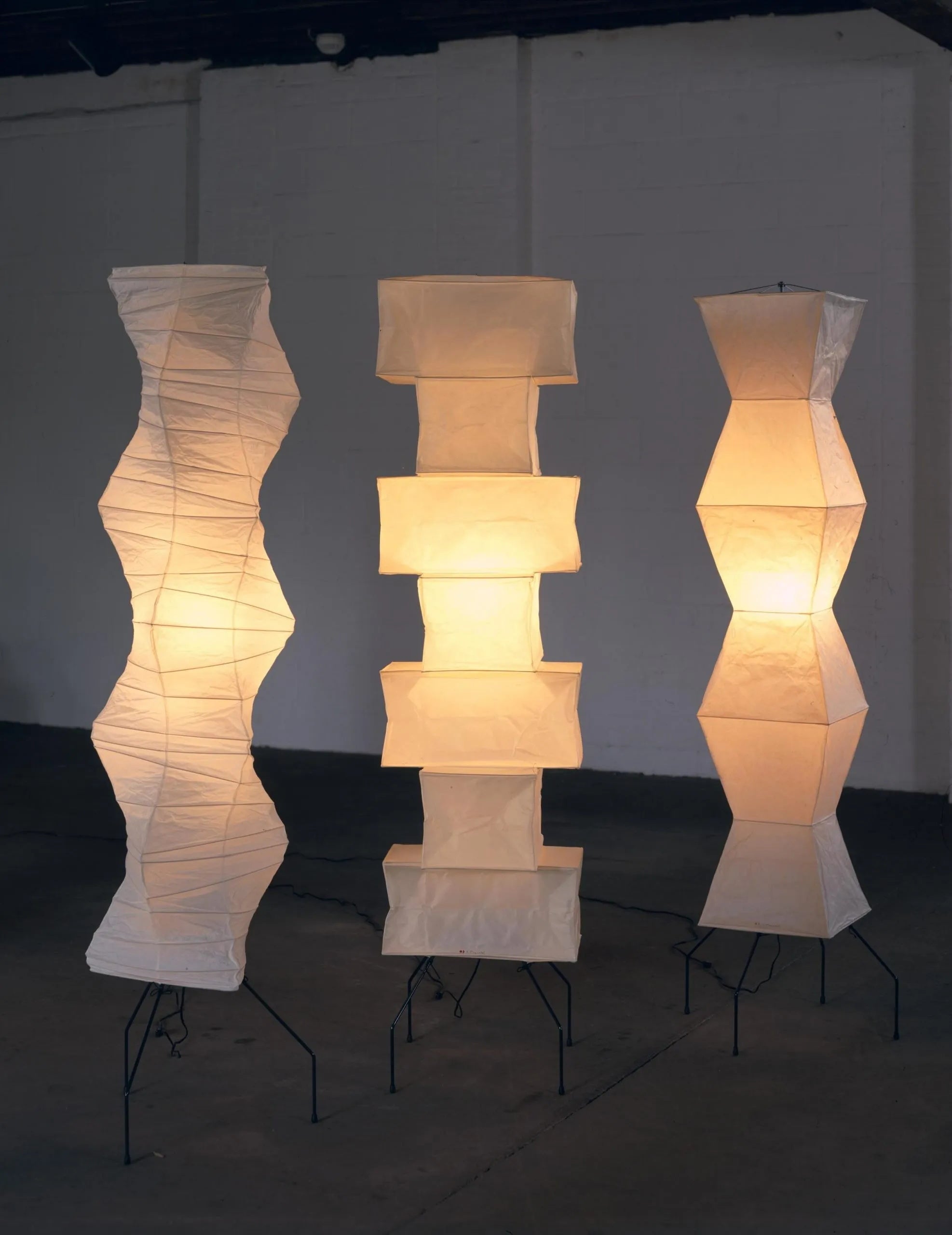 Stojací lampa AstraLume s rýžovým papírovým stínidlem a minimalistickým teplem