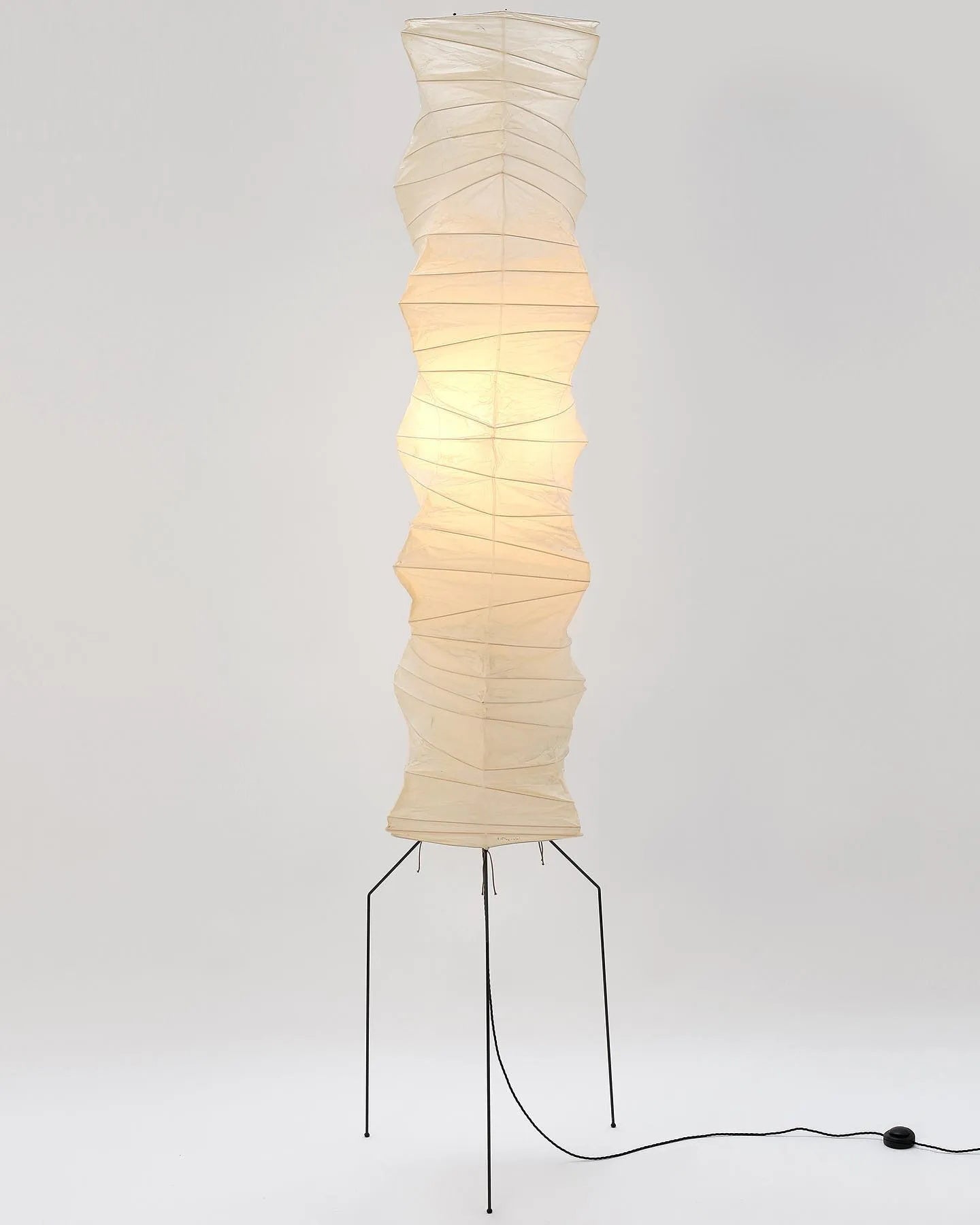 Stojací lampa AstraLume s rýžovým papírovým stínidlem a minimalistickým teplem