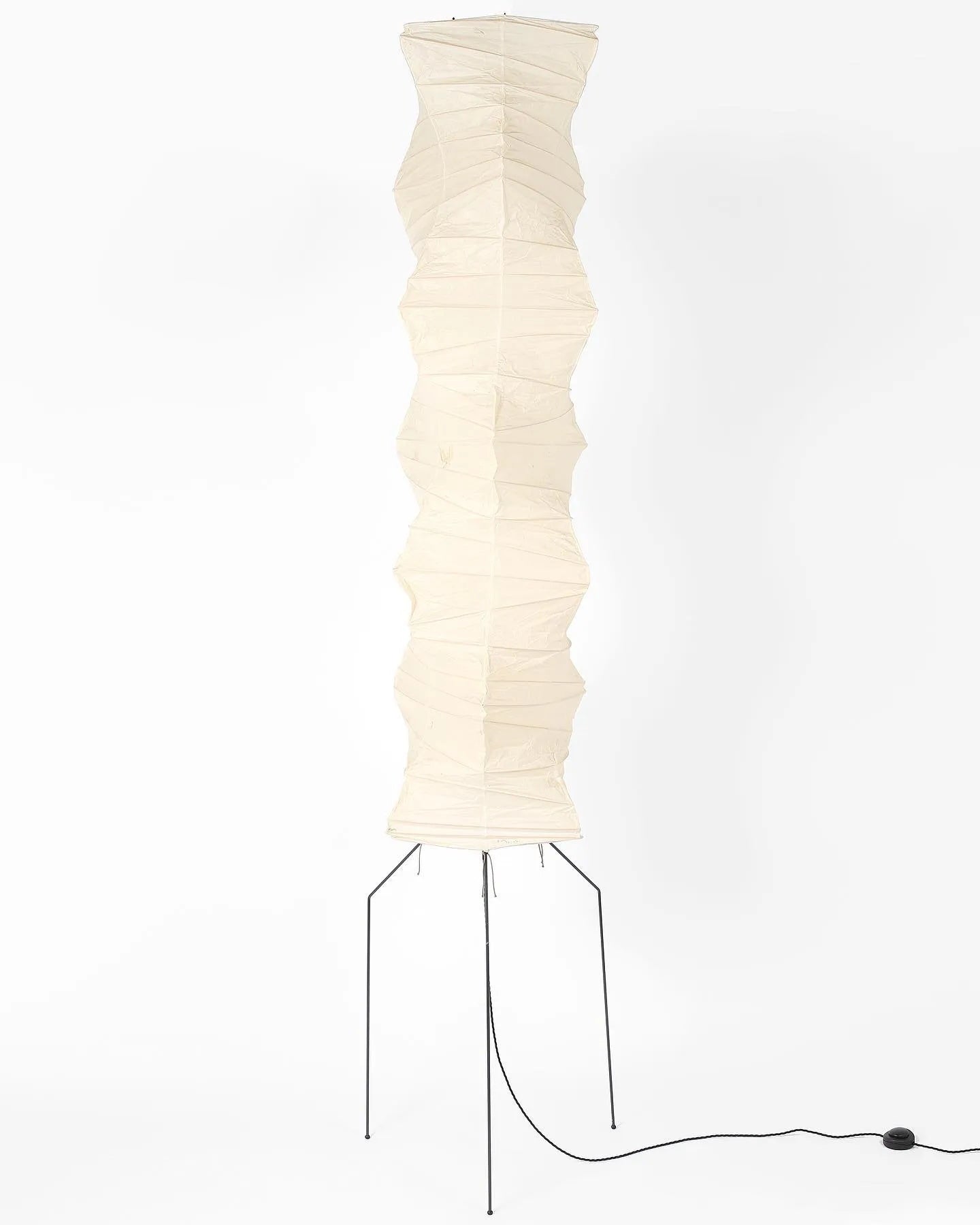 Stojací lampa AstraLume s rýžovým papírovým stínidlem a minimalistickým teplem