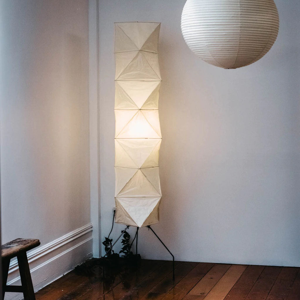 Stojací lampa AstraLume s rýžovým papírovým stínidlem a minimalistickým teplem