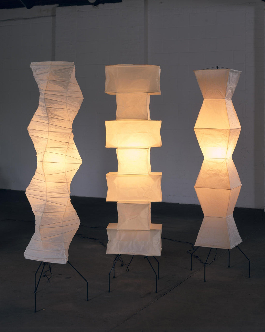 Stojací lampa AstraLume s rýžovým papírovým stínidlem a minimalistickým teplem