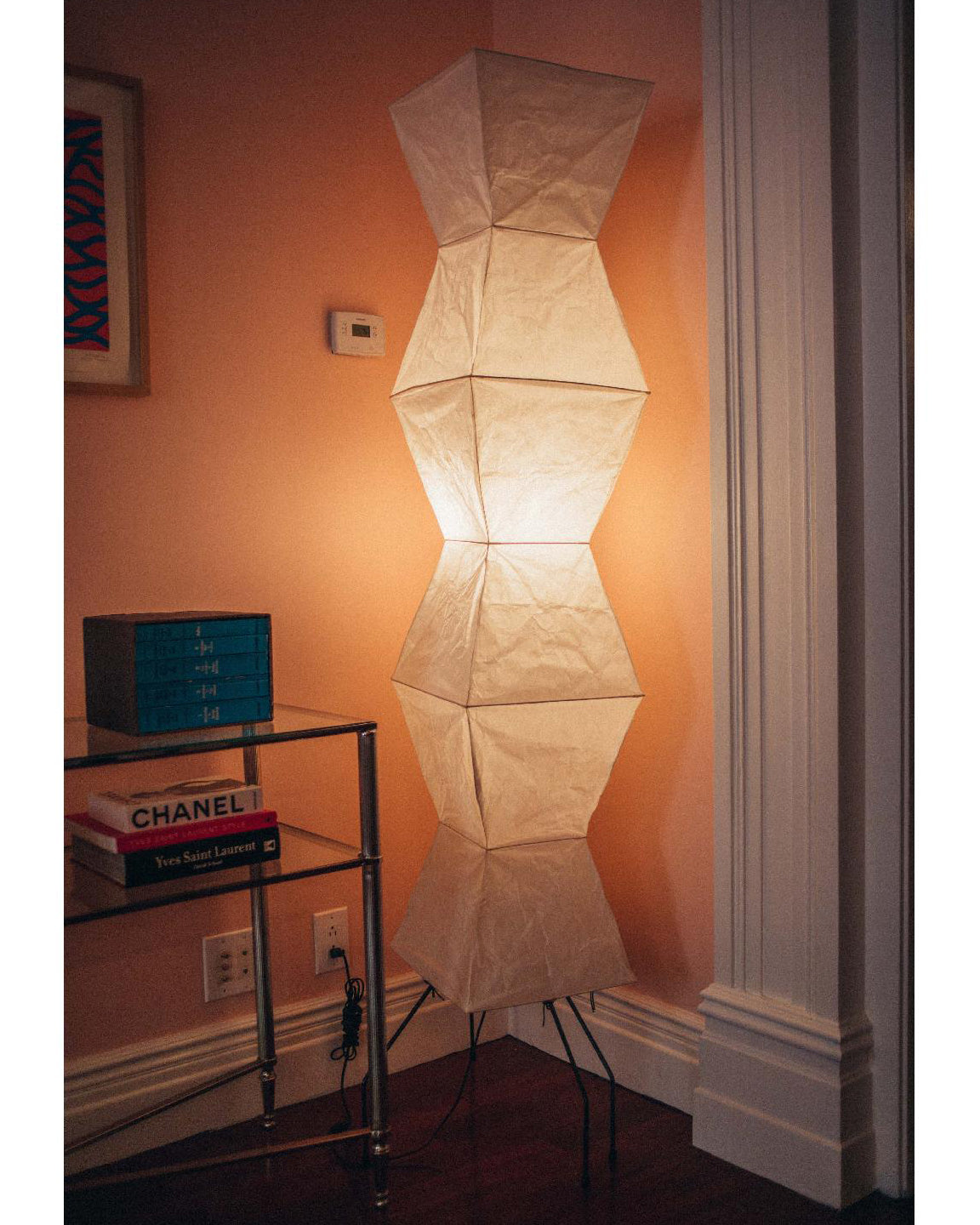 Stojací lampa AstraLume s rýžovým papírovým stínidlem a minimalistickým teplem