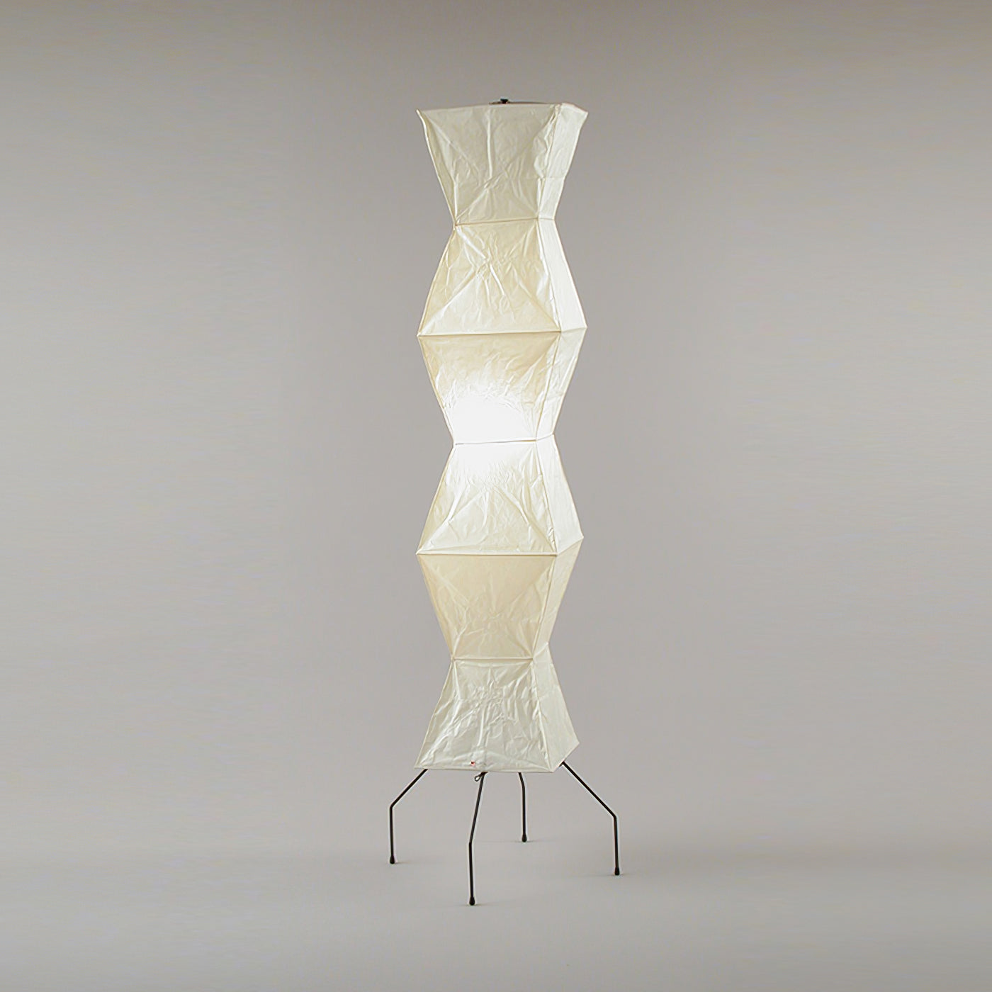 Stojací lampa AstraLume s rýžovým papírovým stínidlem a minimalistickým teplem