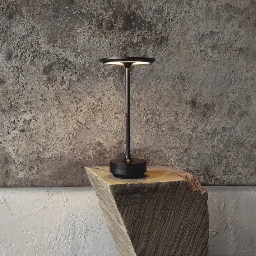 AuroraLine Slank Bordlampe for Moderne Interiører og Stemning