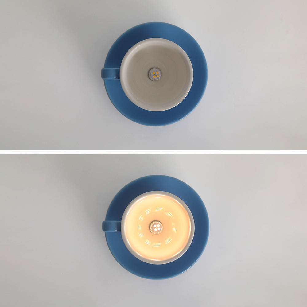 Kaffekopp i keramisk taklampe med LED i blått og rosa for soverom og stue