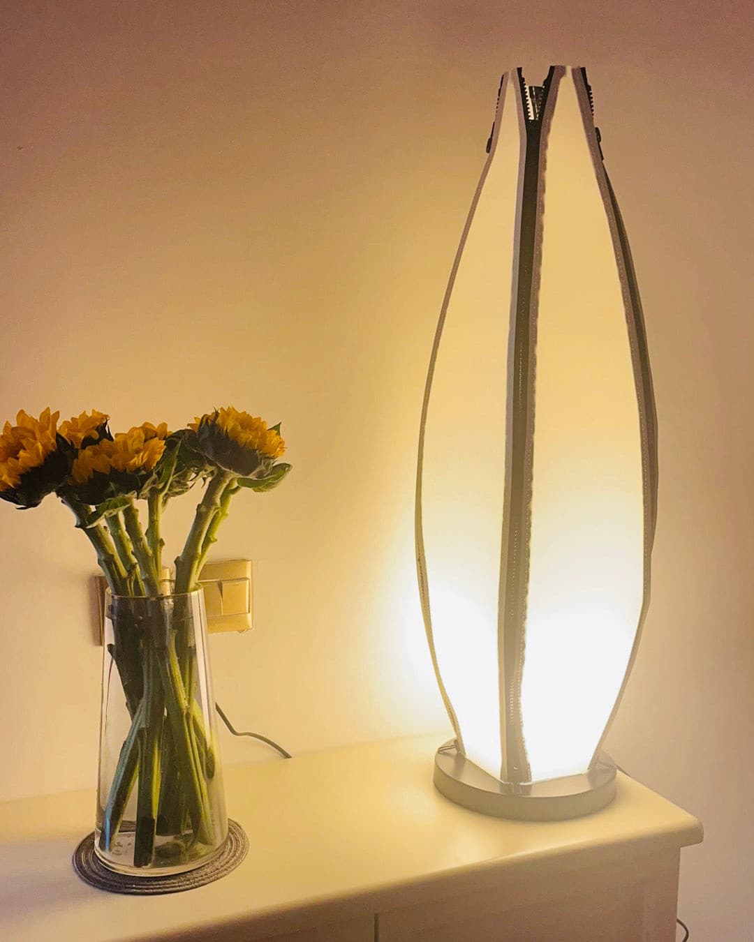 Lampa stołowa LumiBan w kształcie banana z miękkim, ciepłym światłem