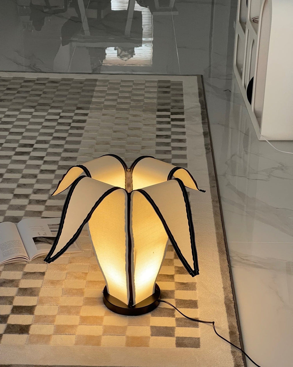 Lampa stołowa LumiBan w kształcie banana z miękkim, ciepłym światłem