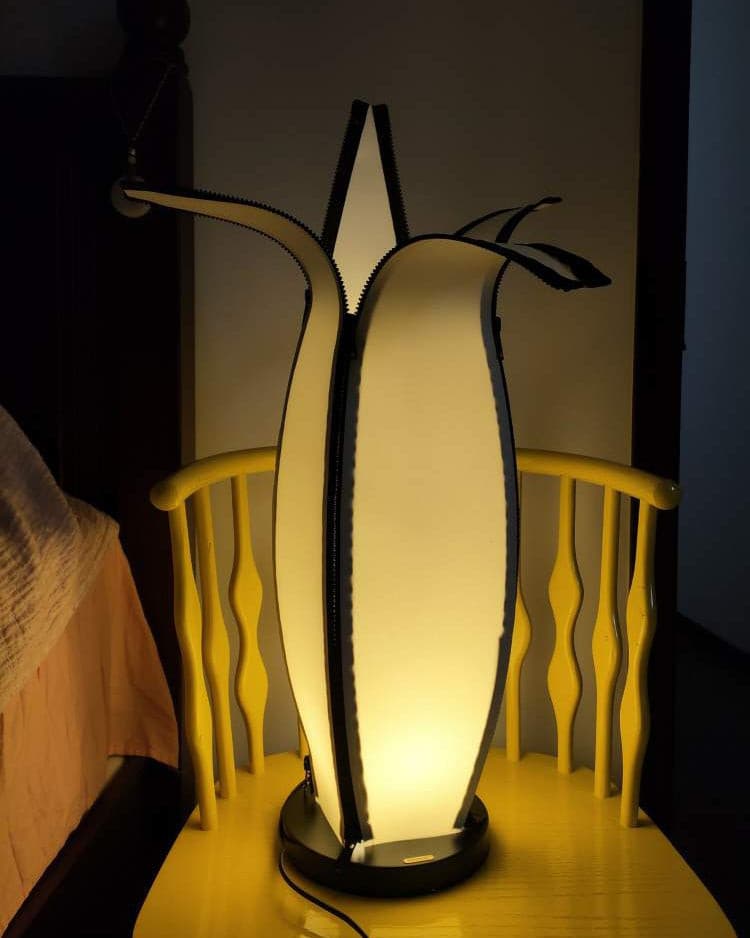 Lampa stołowa LumiBan w kształcie banana z miękkim, ciepłym światłem