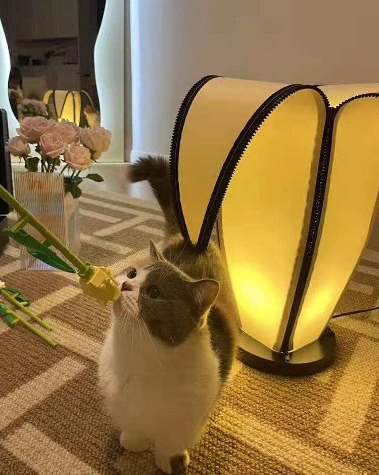 Lampa stołowa LumiBan w kształcie banana z miękkim, ciepłym światłem