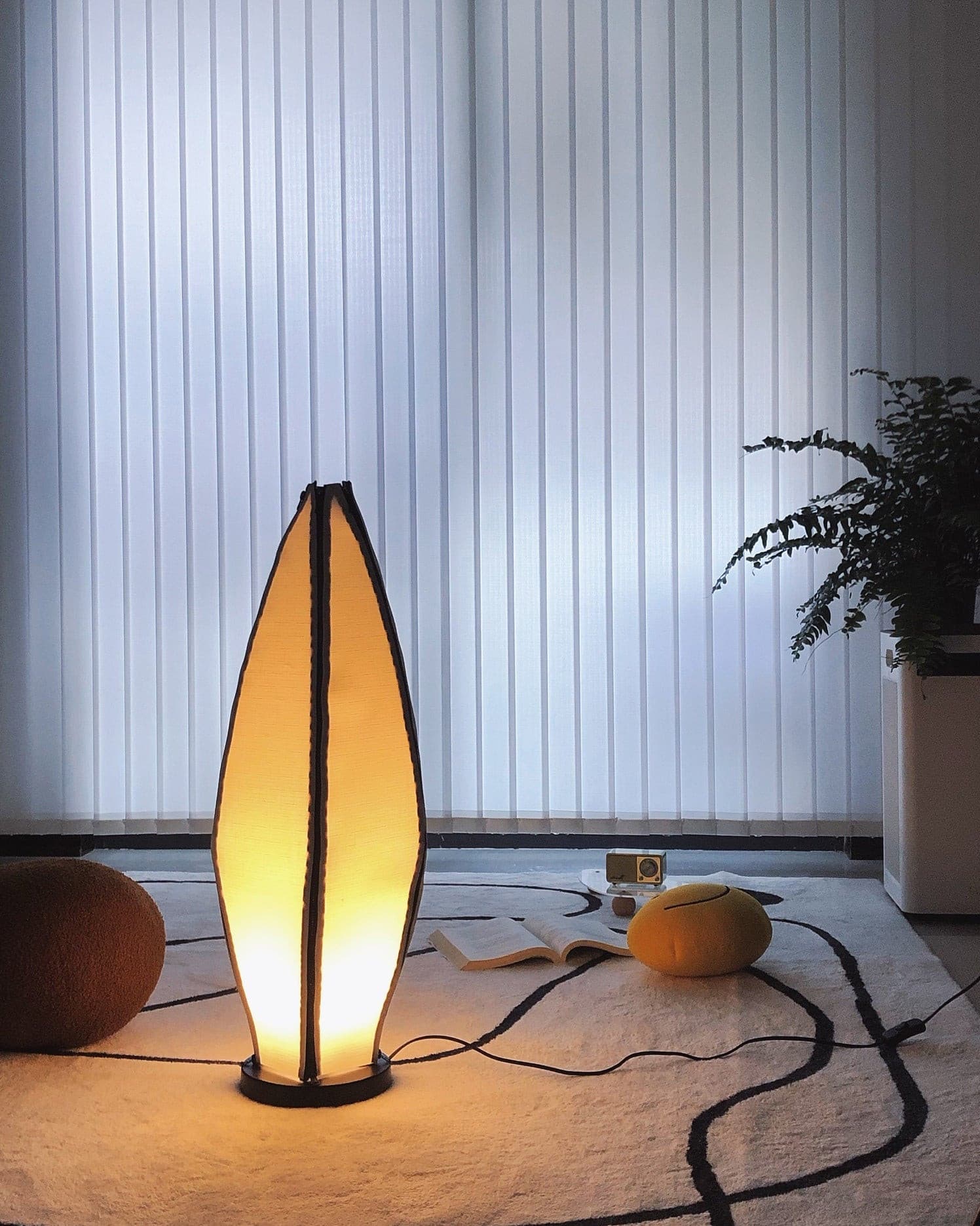 Lampa stołowa LumiBan w kształcie banana z miękkim, ciepłym światłem