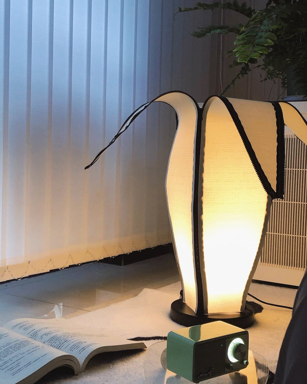 Lampa stołowa LumiBan w kształcie banana z miękkim, ciepłym światłem
