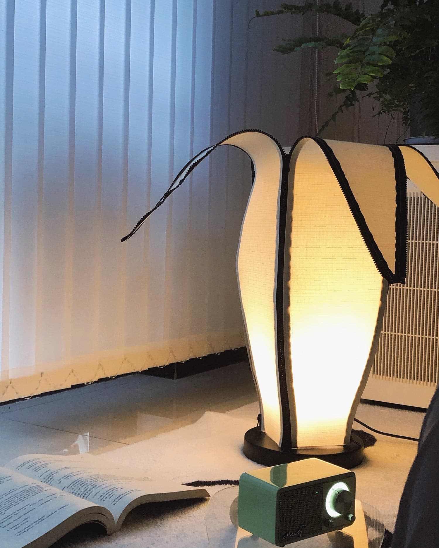 Lampa stołowa LumiBan w kształcie banana z miękkim, ciepłym światłem