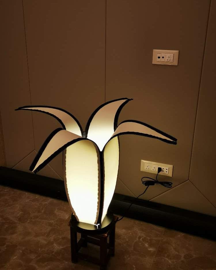 Lampa stołowa LumiBan w kształcie banana z miękkim, ciepłym światłem