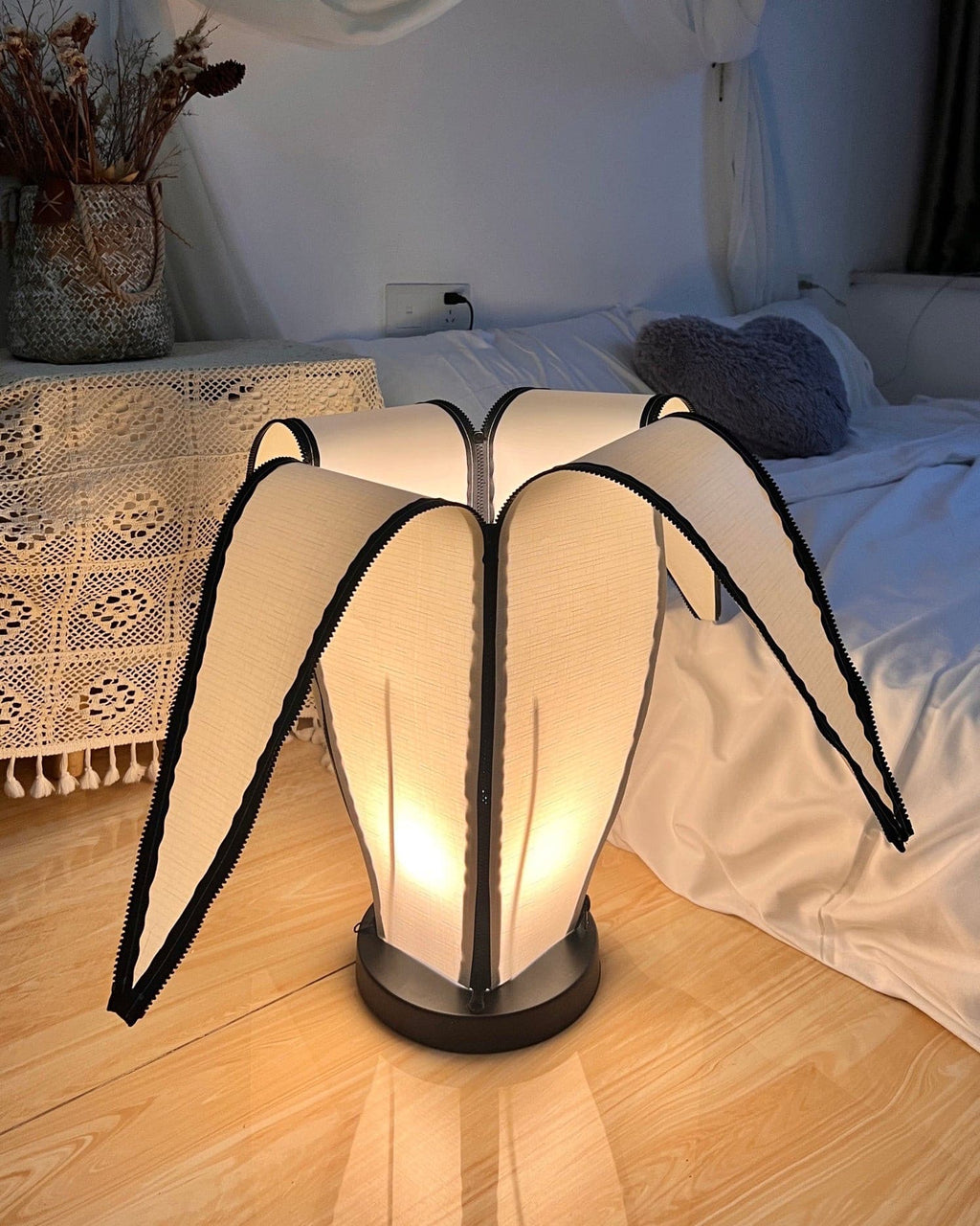 Lampa stołowa LumiBan w kształcie banana z miękkim, ciepłym światłem