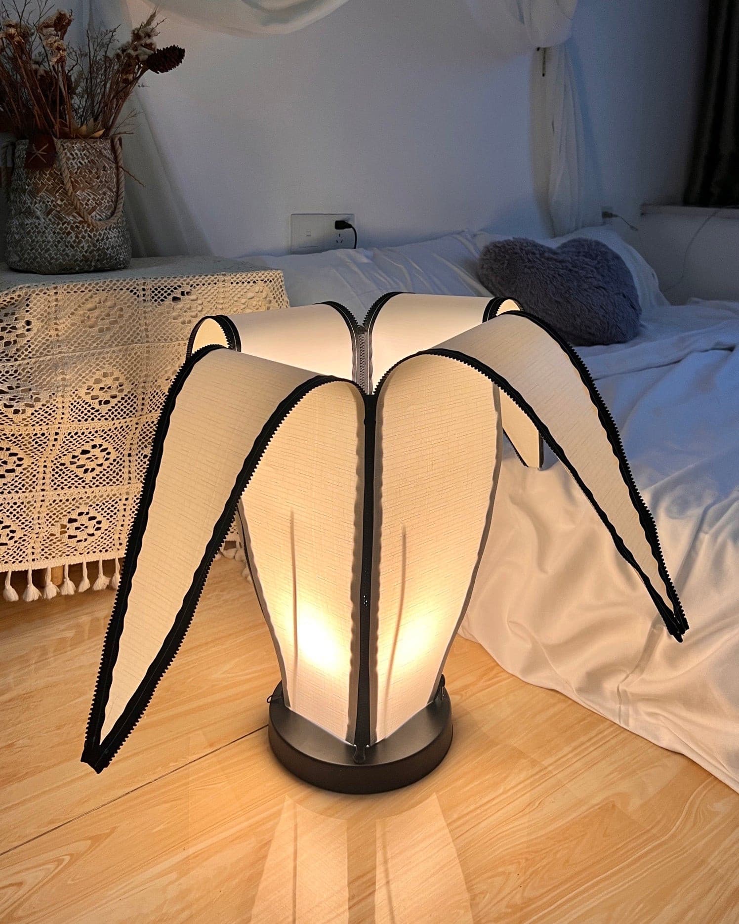 Lampa stołowa LumiBan w kształcie banana z miękkim, ciepłym światłem
