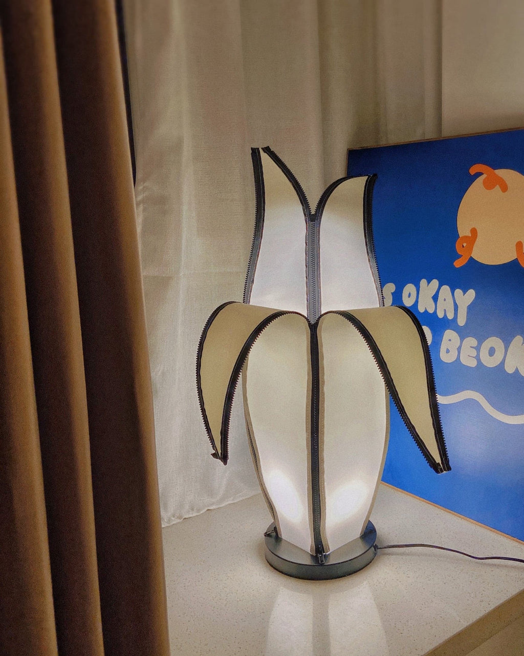 Lampa stołowa LumiBan w kształcie banana z miękkim, ciepłym światłem