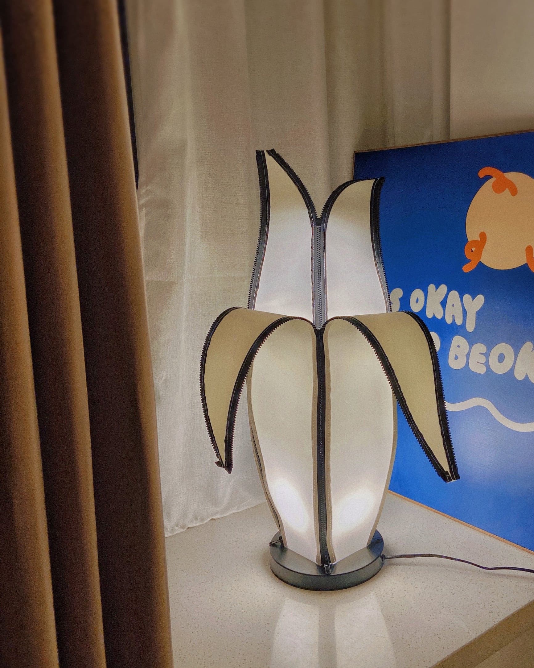 Lampa stołowa LumiBan w kształcie banana z miękkim, ciepłym światłem