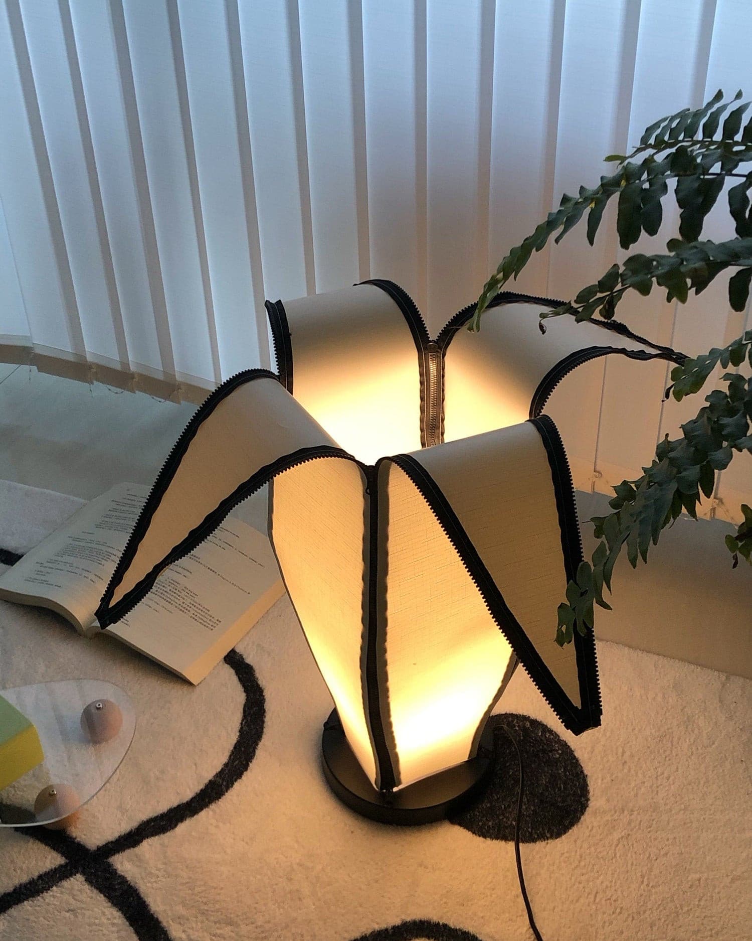 Lampa stołowa LumiBan w kształcie banana z miękkim, ciepłym światłem