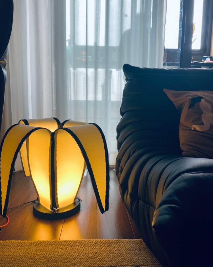 Lampa stołowa LumiBan w kształcie banana z miękkim, ciepłym światłem