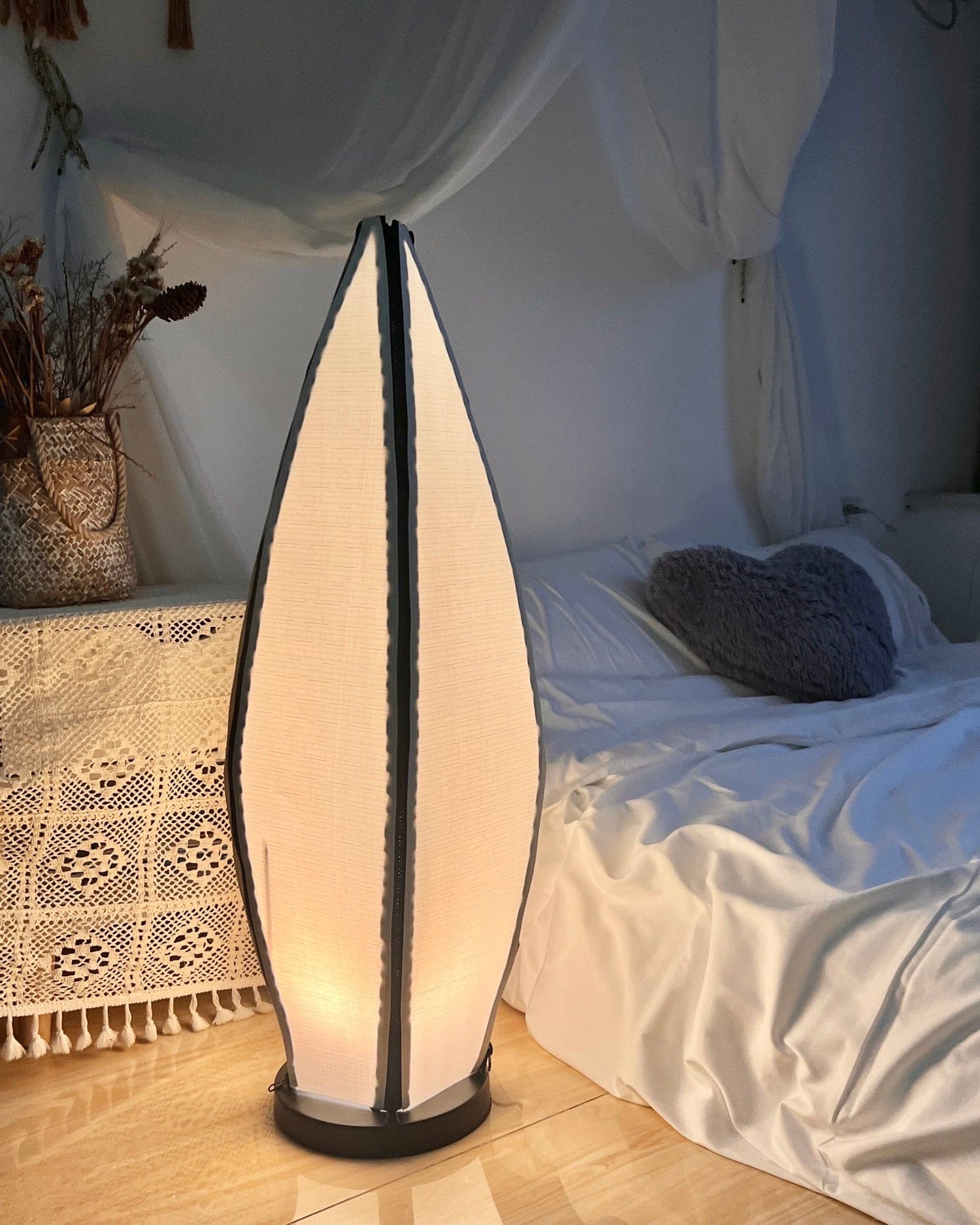 Lampa stołowa LumiBan w kształcie banana z miękkim, ciepłym światłem