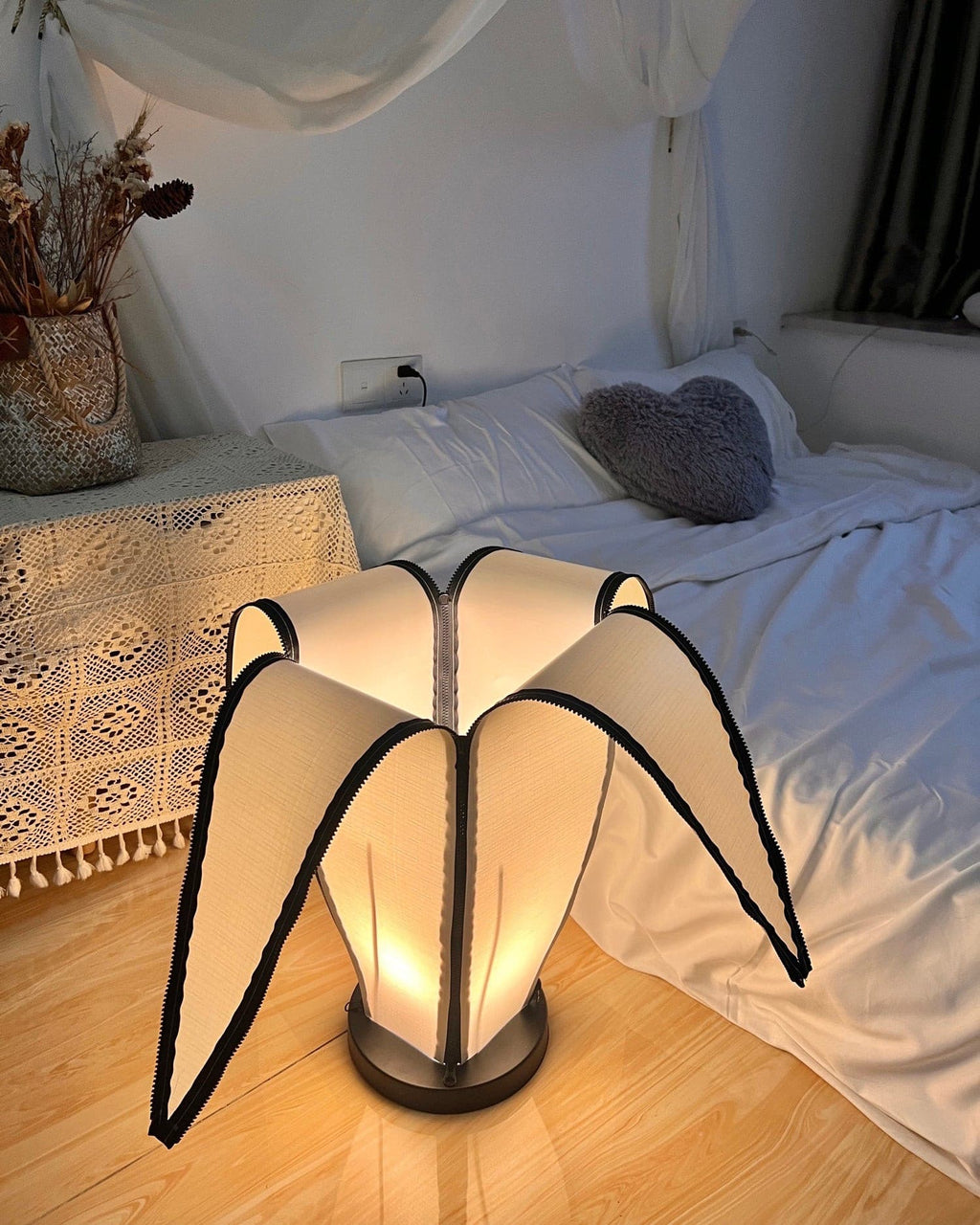 Lampa stołowa LumiBan w kształcie banana z miękkim, ciepłym światłem