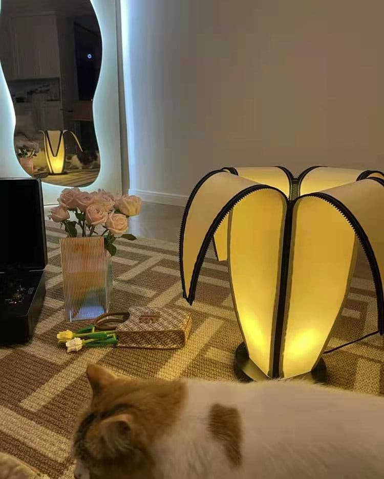 Lampa stołowa LumiBan w kształcie banana z miękkim, ciepłym światłem