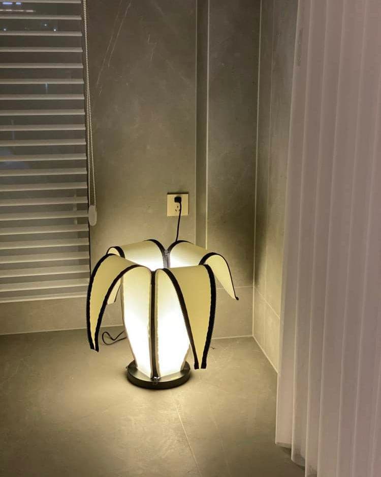 Lampa stołowa LumiBan w kształcie banana z miękkim, ciepłym światłem