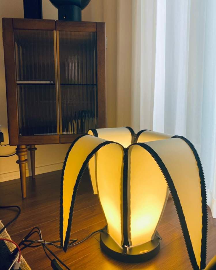Lampa stołowa LumiBan w kształcie banana z miękkim, ciepłym światłem