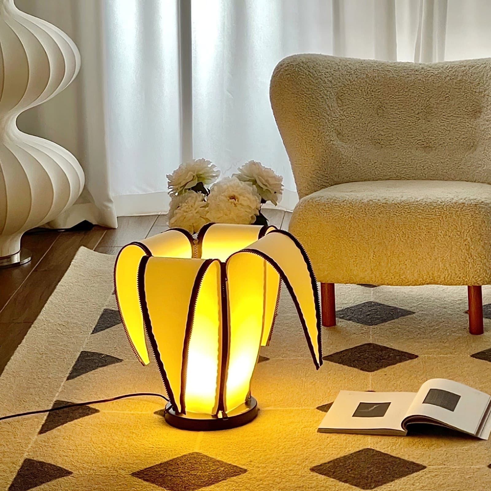 Lampa stołowa LumiBan w kształcie banana z miękkim, ciepłym światłem