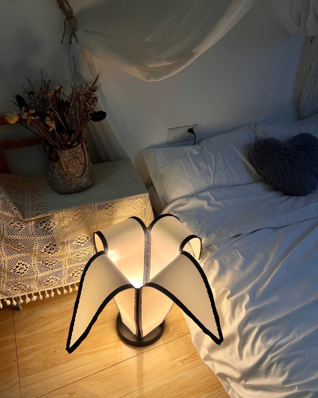 Lampa stołowa LumiBan w kształcie banana z miękkim, ciepłym światłem