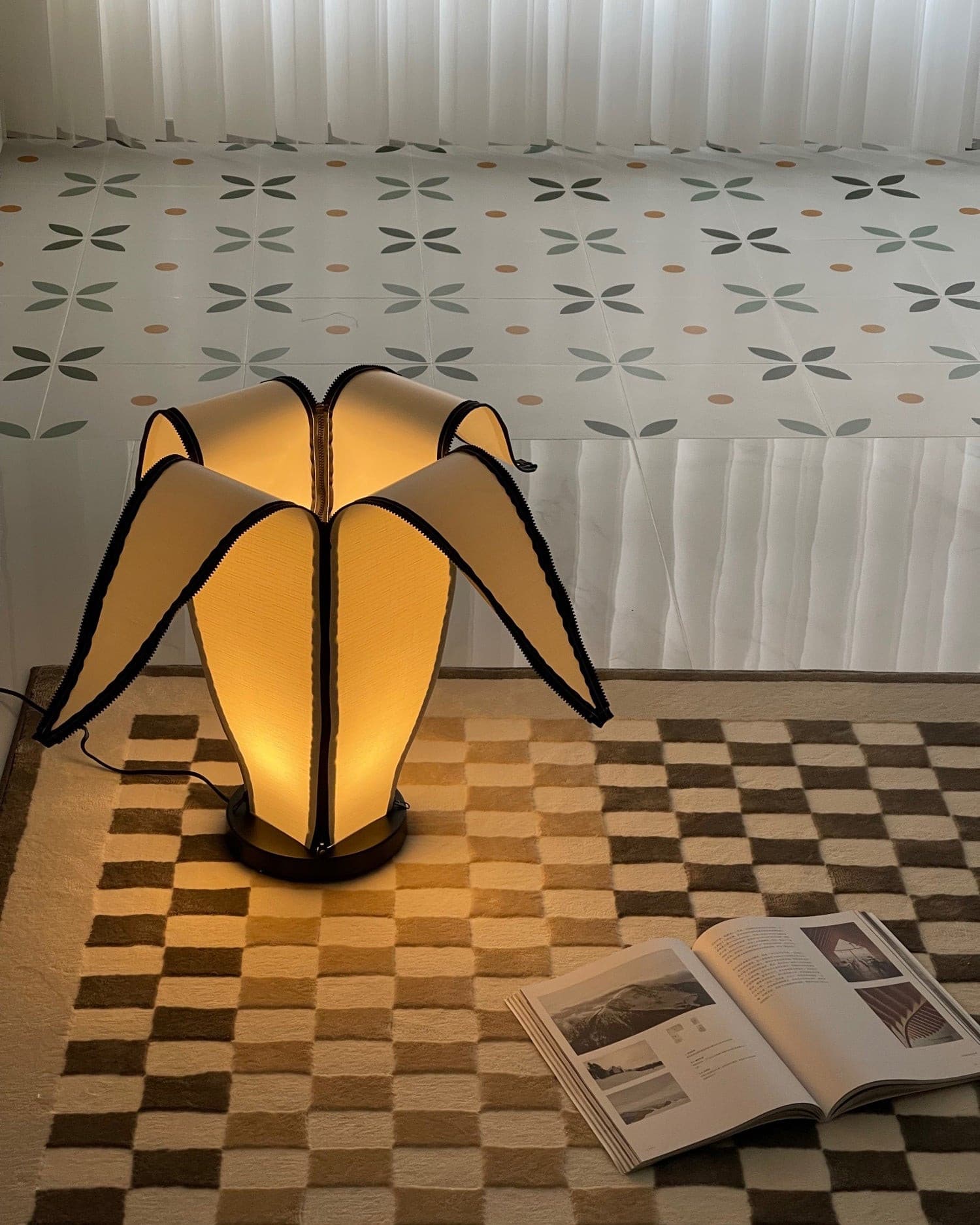 Lampa stołowa LumiBan w kształcie banana z miękkim, ciepłym światłem