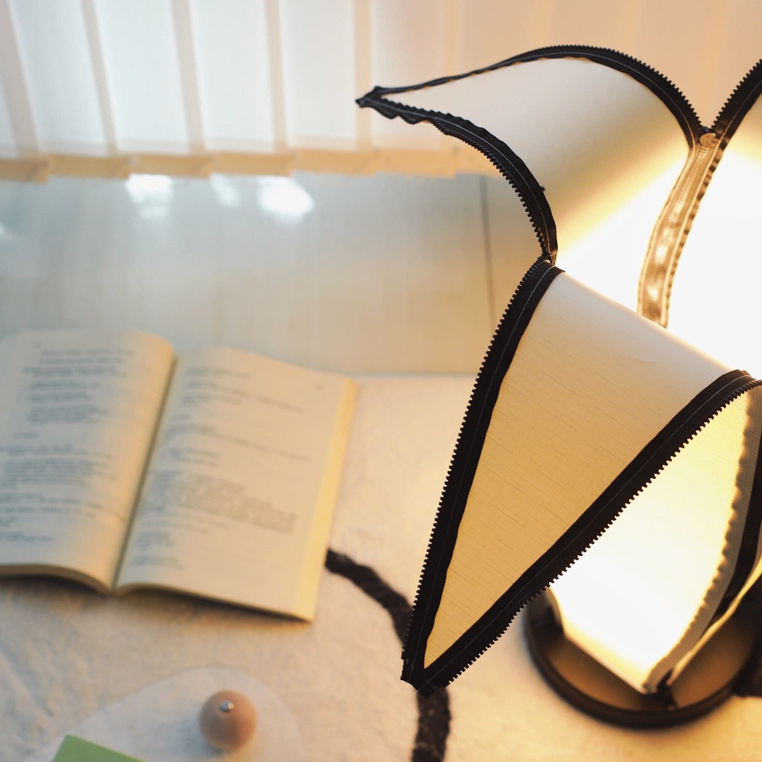 Lampa stołowa LumiBan w kształcie banana z miękkim, ciepłym światłem