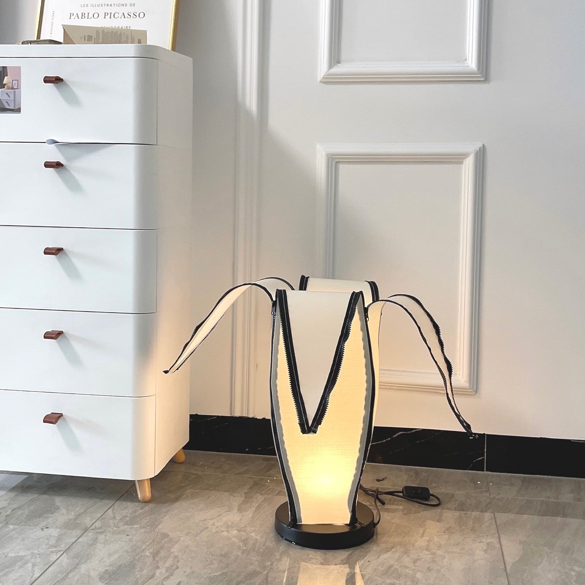 Lampa stołowa LumiBan w kształcie banana z miękkim, ciepłym światłem